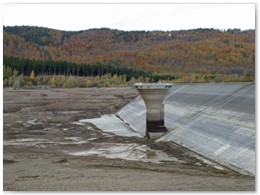 Entleerte Talsperre mit Restwasser vor dem Dammfu