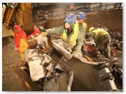 Handsortierung des Archivguts aus dem gewonnenen Trmmerschutt